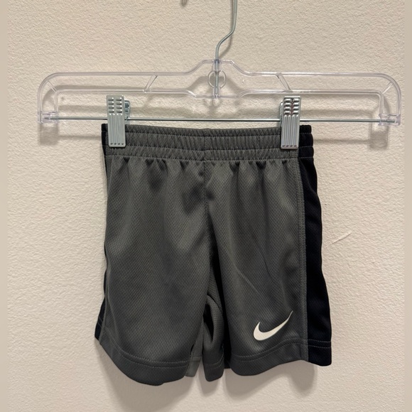 🛍️any 4 listings for $16🛍️ Nike Kids Gray and Black Shorts - Picture 1 of 2